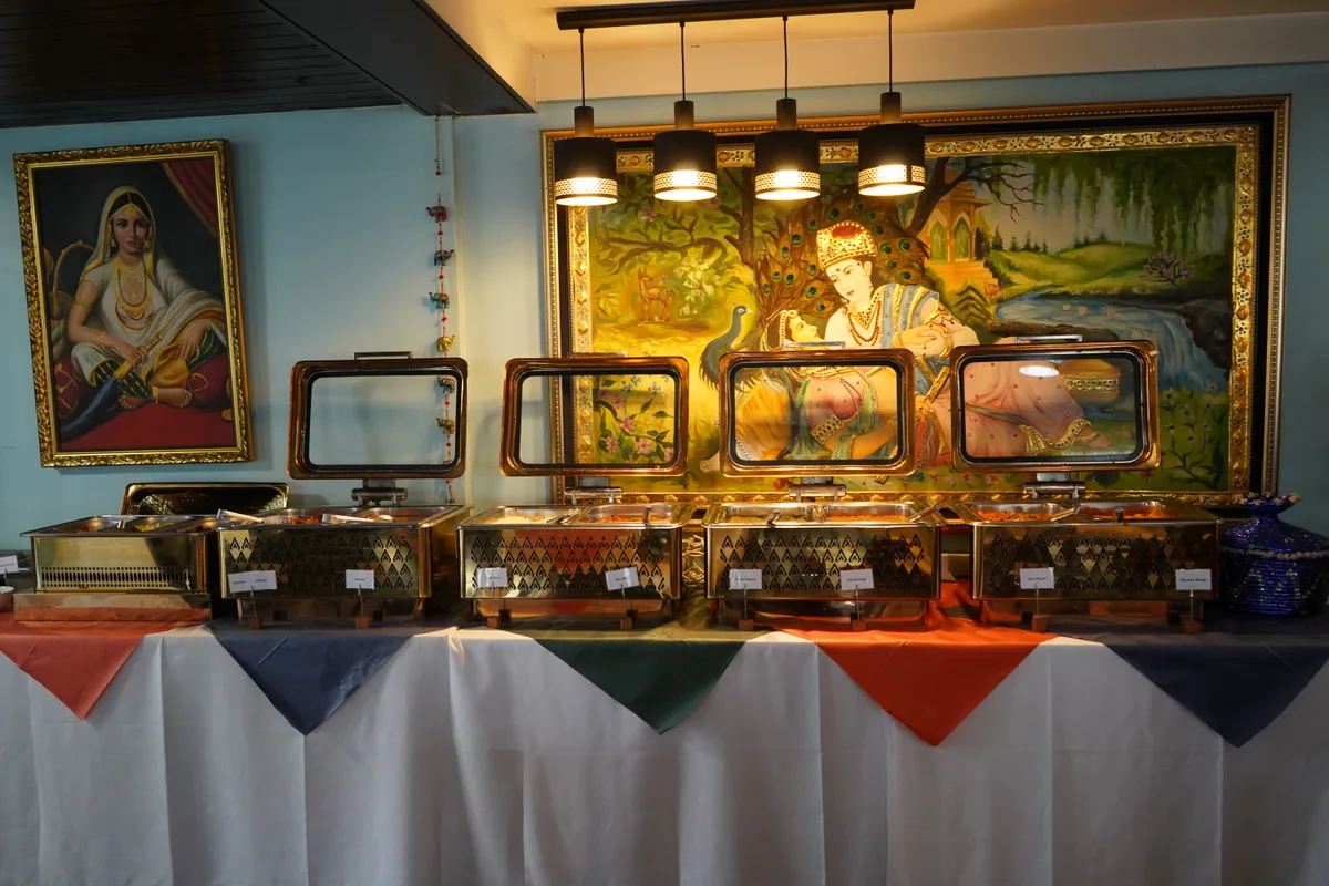 Das Buffet mit unterschiedlichen Gerichten.